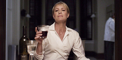 Personagem Claire Underwood de House of Cards tomando vinho
